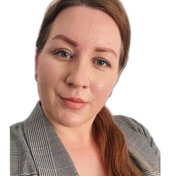 Fotografía de Denisa Korenova, asesora inmobiliario SAFTI