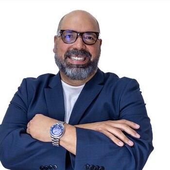 Fotografía de Max Milano, asesor inmobiliario SAFTI