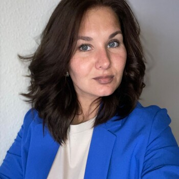 Fotografía de Yana Tomilova, asesora inmobiliario SAFTI