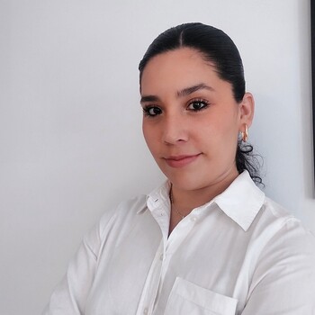 Fotografía de Giselle Naveda, asesora inmobiliario SAFTI